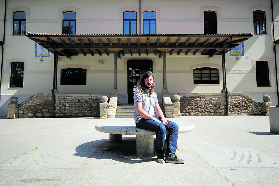 César Prieto, portavoz de la Plataforma en Defensa del Ferrocarril de Vía Estrecha, durante la entrevista. | FERNANDO OTERO
