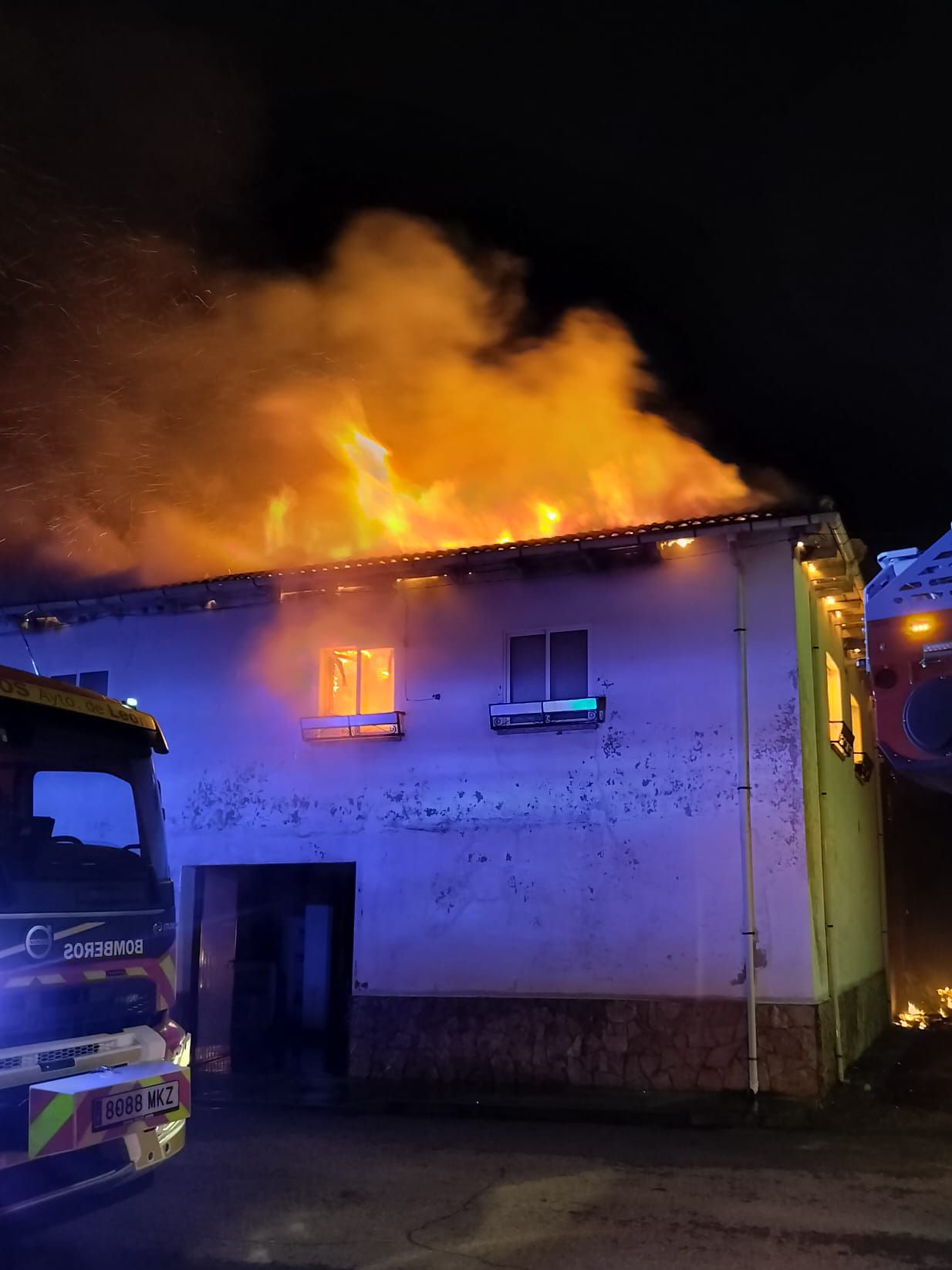 Imagen de la vivienda afectada por las llamas en Chozas de Arriba. |BOMBEROS DE LEÓN|