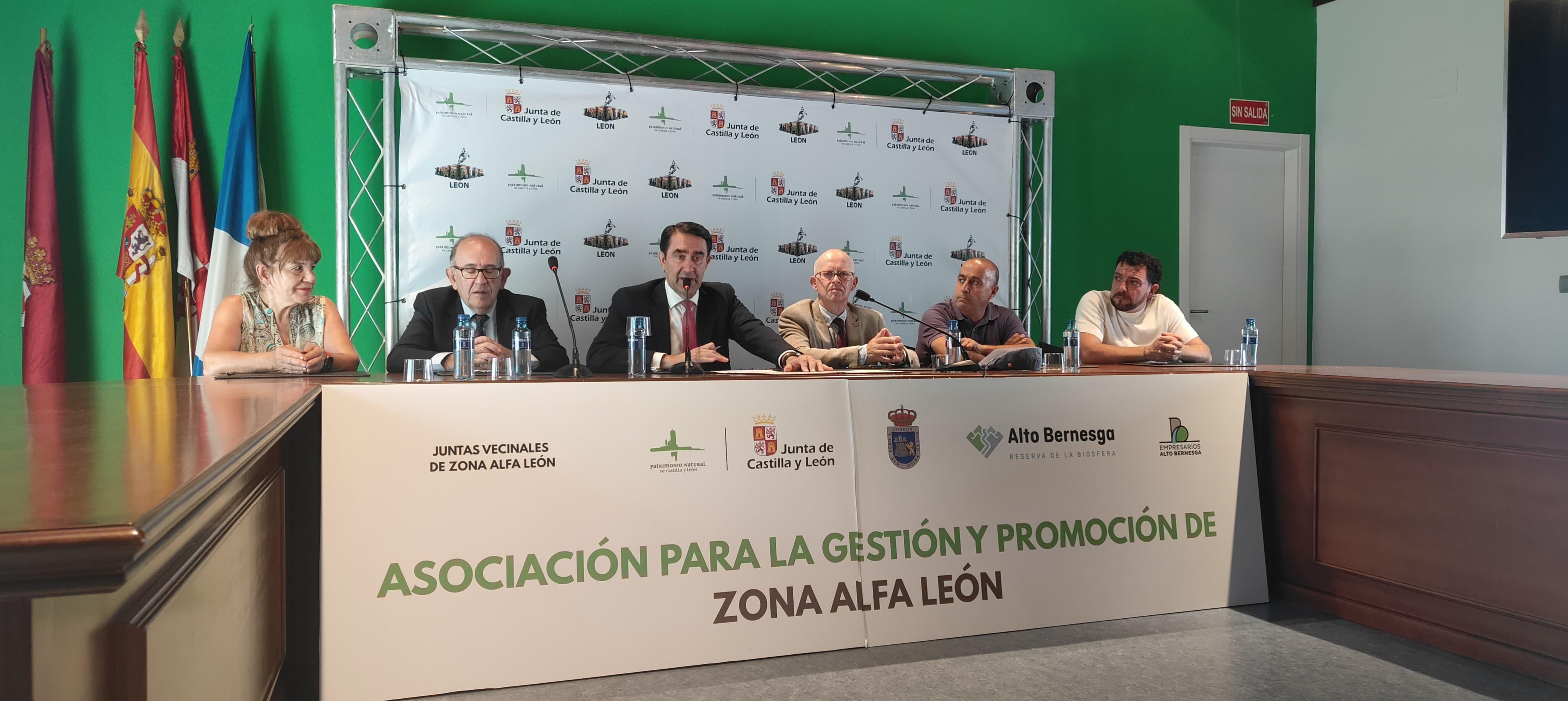 Un momento de la firma del acta fundacional de la asociación. L.N.C.