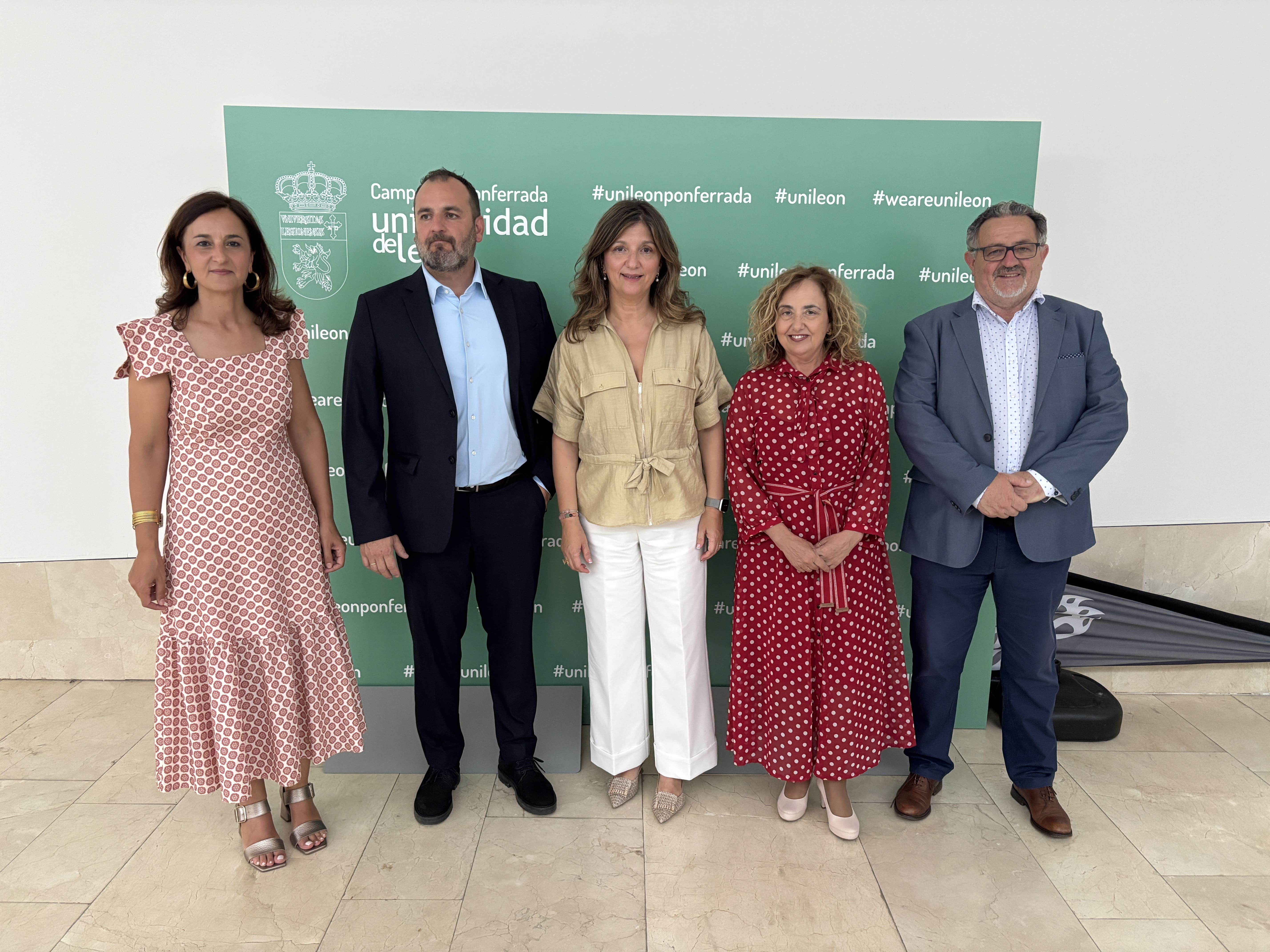 La rectora, en el centro de la imagen, en el acto de graduación en Ponferrada. | JAVIER FERNÁNDEZ