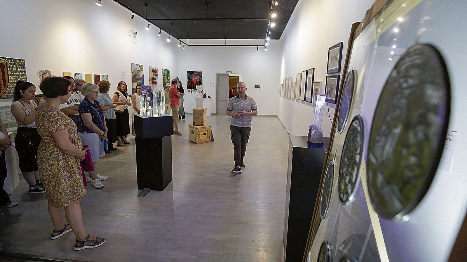 Una panorámica de la sala de exposiciones ubicada en el interior de la Escuela de Arte de León. | FERNANDO OTERO