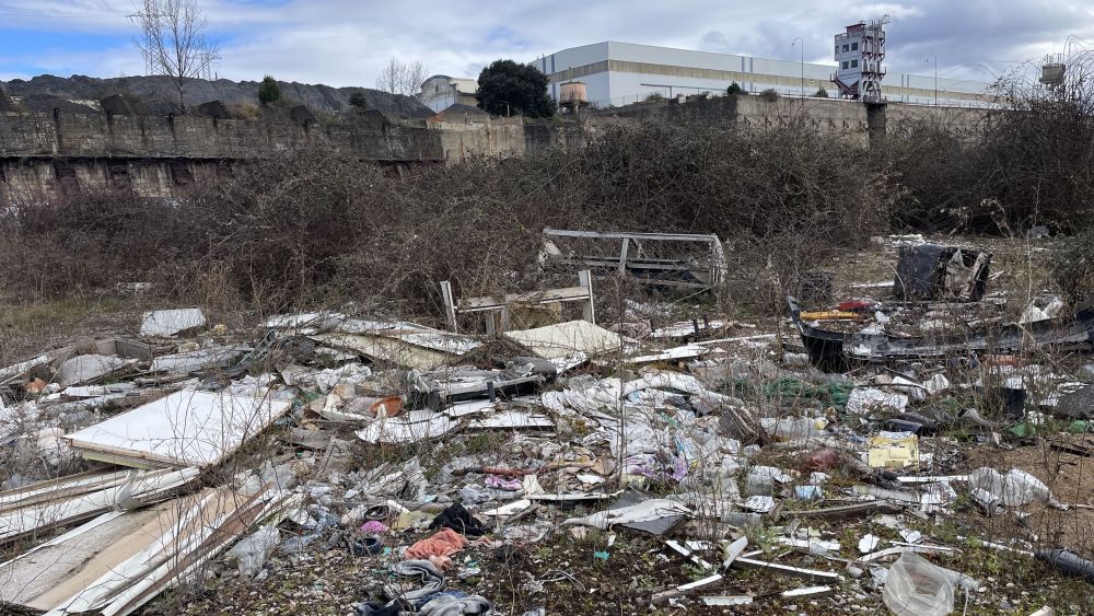 Acumulación de residuos en el barrio ponferradino de La Placa. | JAVIER FERNÁNDEZ