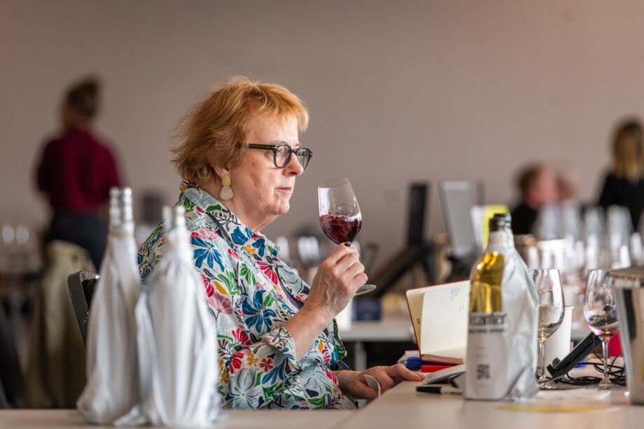 La copresidenta Sarah Jane Evans (MW), durante una sesión de cata de los Decanter World Awards. |NIC CRILLY-HARGRAVE| La copresidenta Sarah Jane Evans (MW), durante una sesión de cata de los Decanter World Awards. |NIC CRILLY-HARGRAVE|