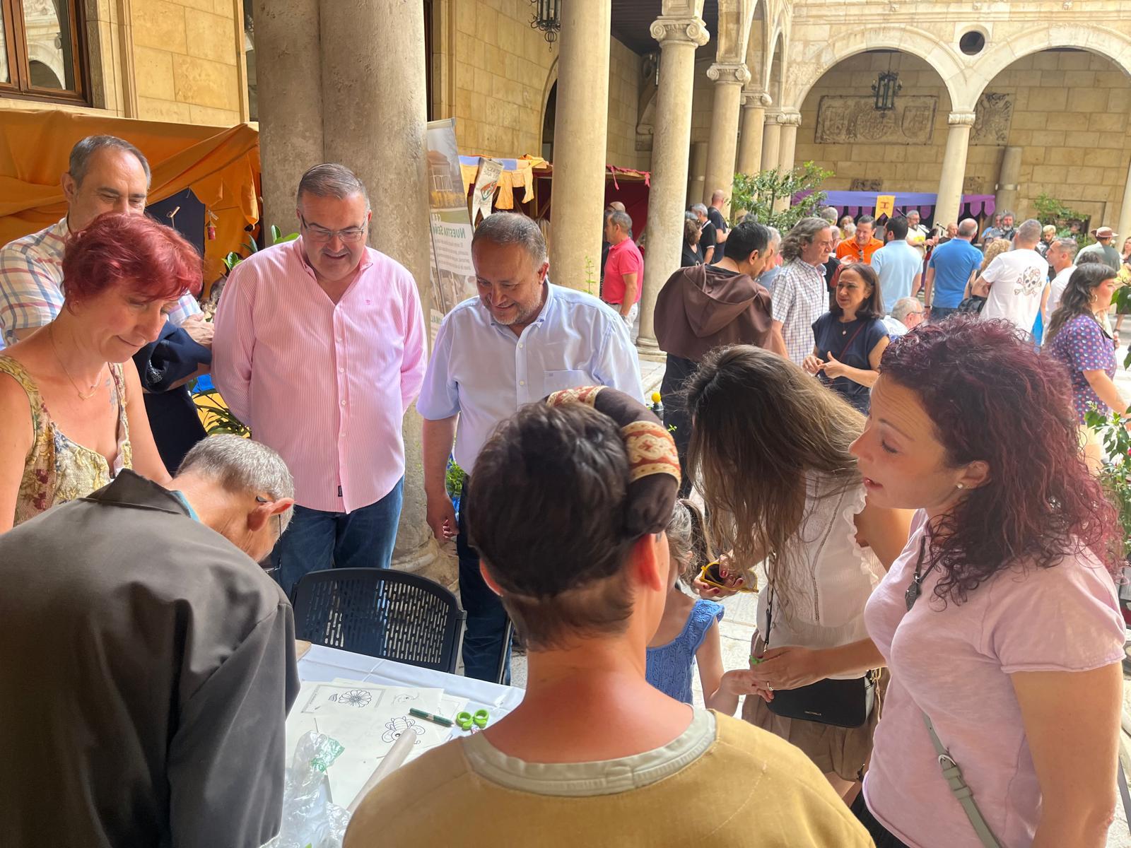 El presidente de la institución provincial, Gerardo Álvarez Courel, y la diputada de Derechos Sociales, Carolina López, han sido los encargados de inaugurar el evento.|DIPUTACIÓN|