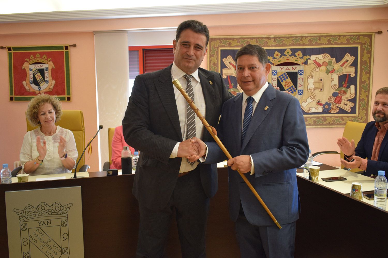 El hasta ahora alcalde coyantino, Ricardo Barrientos, entregando el bastón de mando a José Jieménez. | ALEJANDRO RODRÍGUEZ