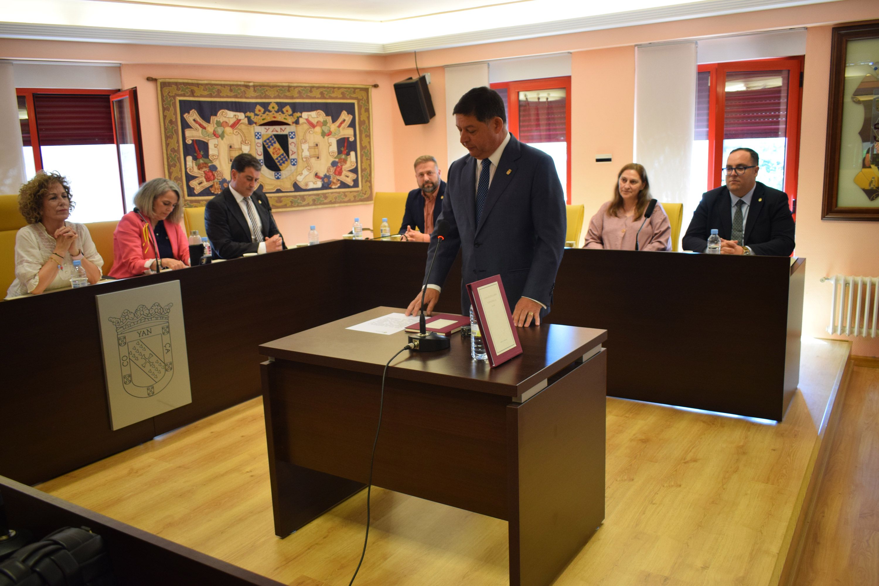 José Jiménez jurando su cargo como alcalde. | ALEJANDRO RODRÍGUEZ