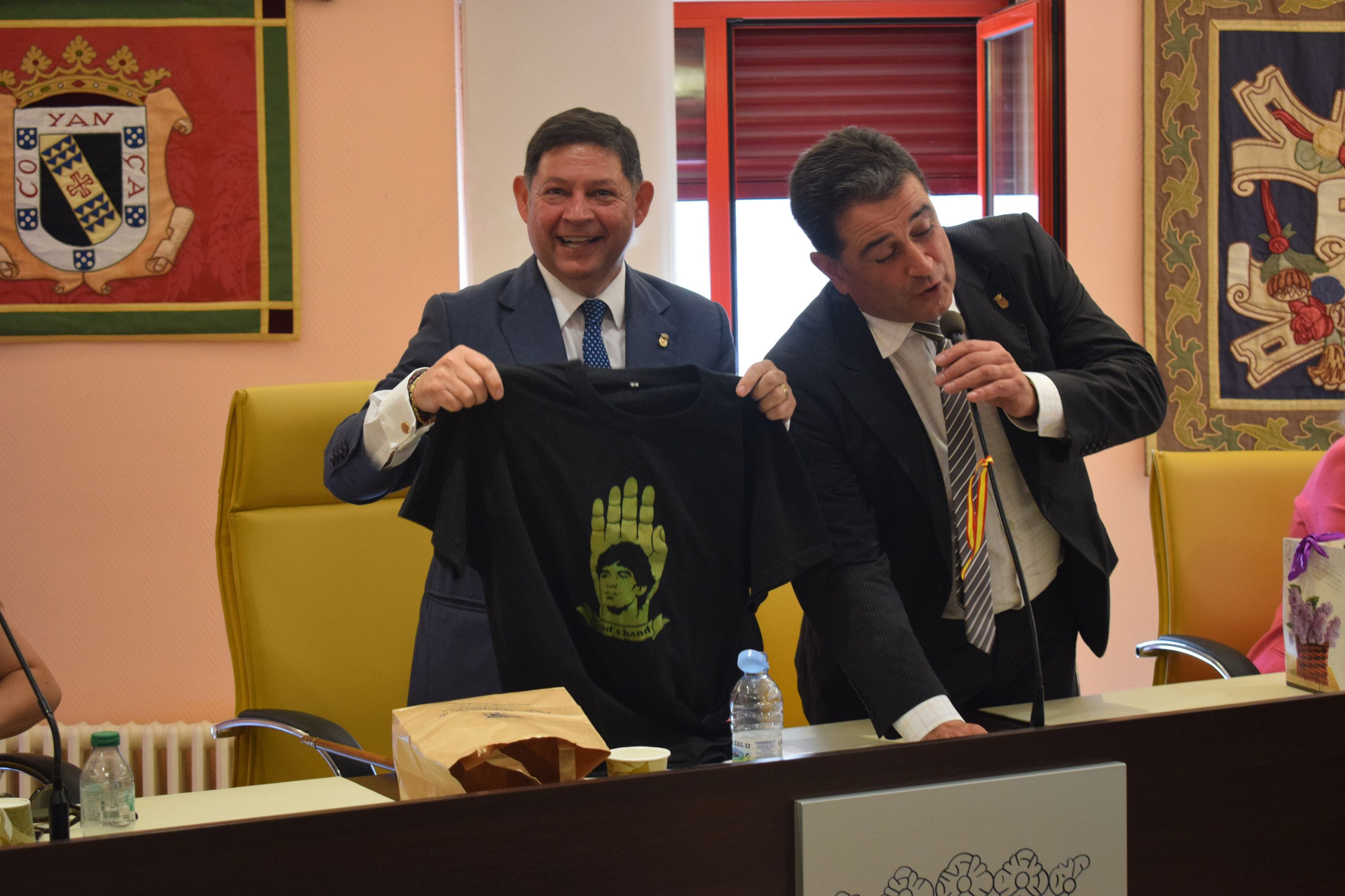 José Jiménez con la camiseta de Maradona que le regaló Ricardo Barrientos. | ALEJANDRO RODRÍGUEZ