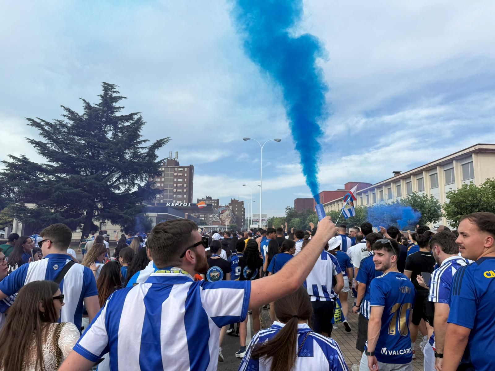 La afición de la Ponferradina se junto por una última vez esta temporada para llegar a tocar el cielo. R.F.