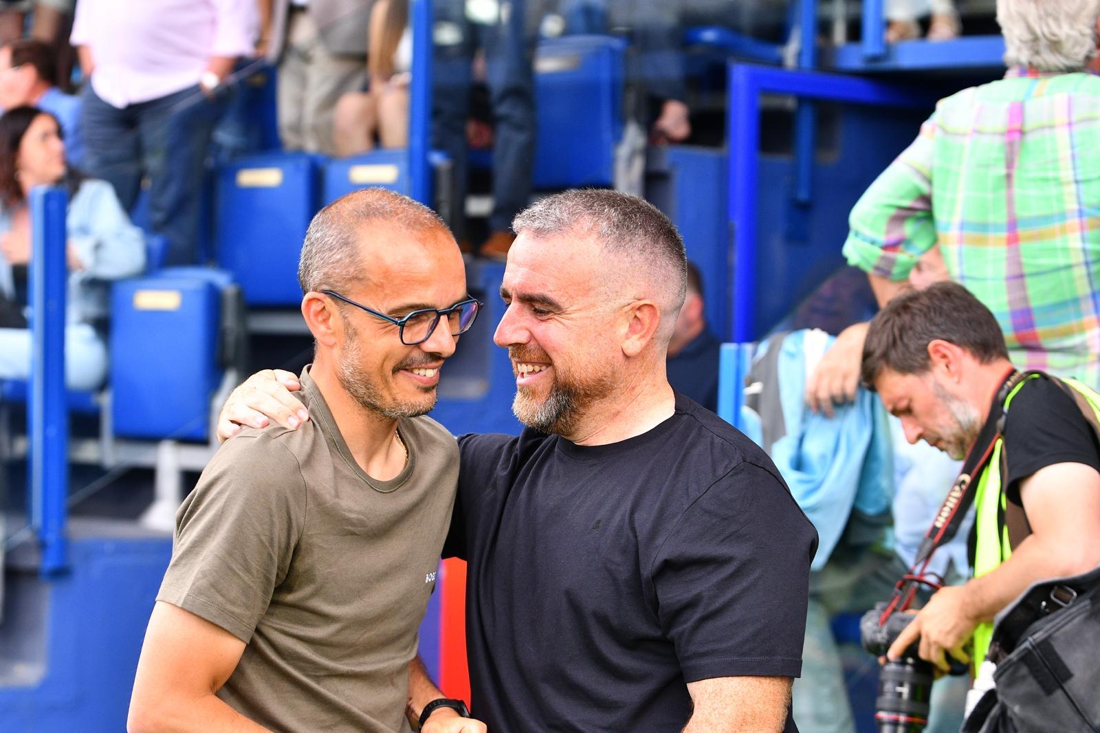 Javi Rey saluda a Beto Company antes del comienzo del partido. | ELBIERZODIGITAL