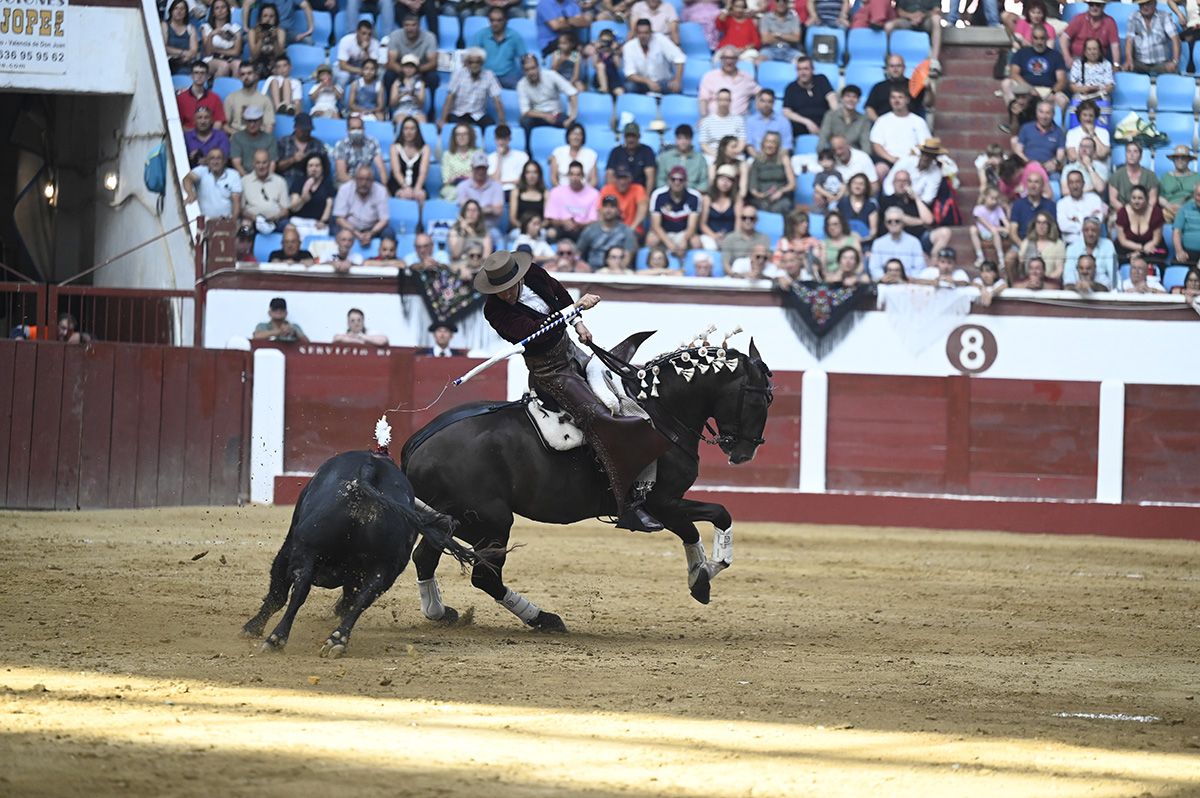 La plasticidad de los lances es evidente, en ese juego de engaños ayer uno de los toros logró derribar a caballo y torero, sin consecuencias. | SAÚL ARÉN