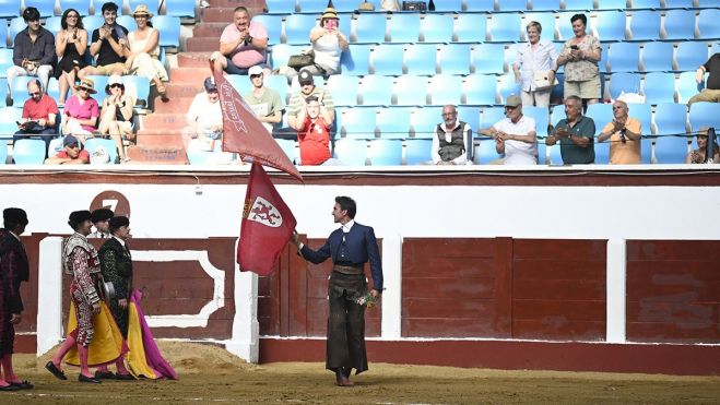 Una tarde de toros, o de rejones, es una sucesión de ritos y gestos, ningún año falta el guiño a los leoneses paseando su bandera. | SAÚL ARÉN