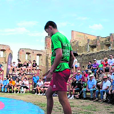 La foto de un pensativo Jorge Iglesias en el corro de Sandoval ha sido la elegida para la carátula del documental sobre su vida. |L.N.C.|