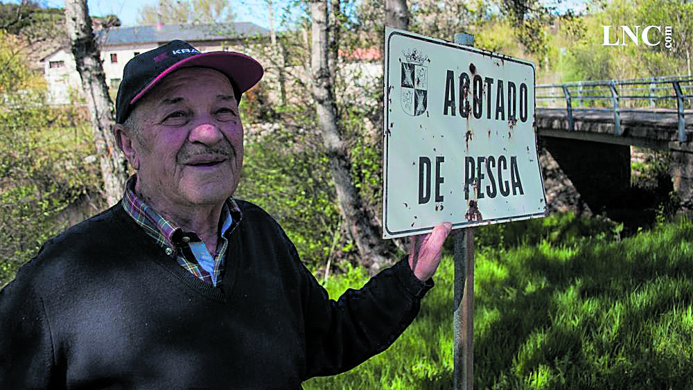 Paulino ‘el guarda del Castillo’ en su ámbito natural, a la orilla del río, donde se hizo su casa después de 33 años vigilando aquel coto. |L.PASTORIZA|