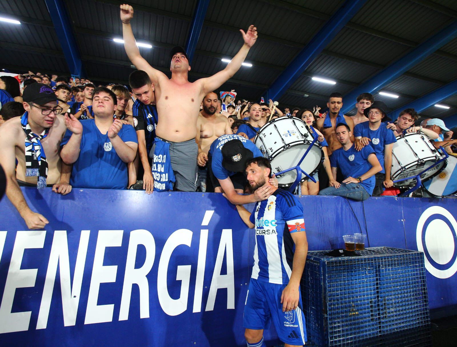 Borja Valle tras el partido compartiendo el dolor con toda la afición blanquiazul. PONFERRADINA