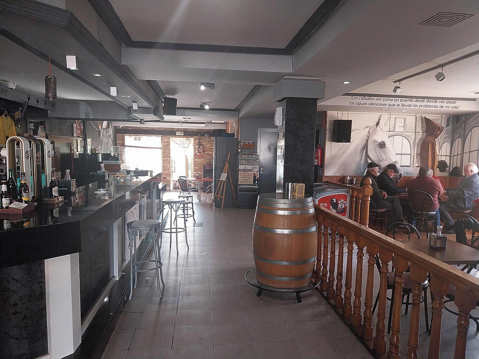 Una gran terraza de verano, el espacioso bar San Isidro ‘de toda la vida’ y en la oferta gastronómica el ‘cachín de cachena’, de ganadería propia. Una gran terraza de verano, el espacioso bar San Isidro ‘de toda la vida’ y en la oferta gastronómica el ‘cachín de cachena’, de ganadería propia.