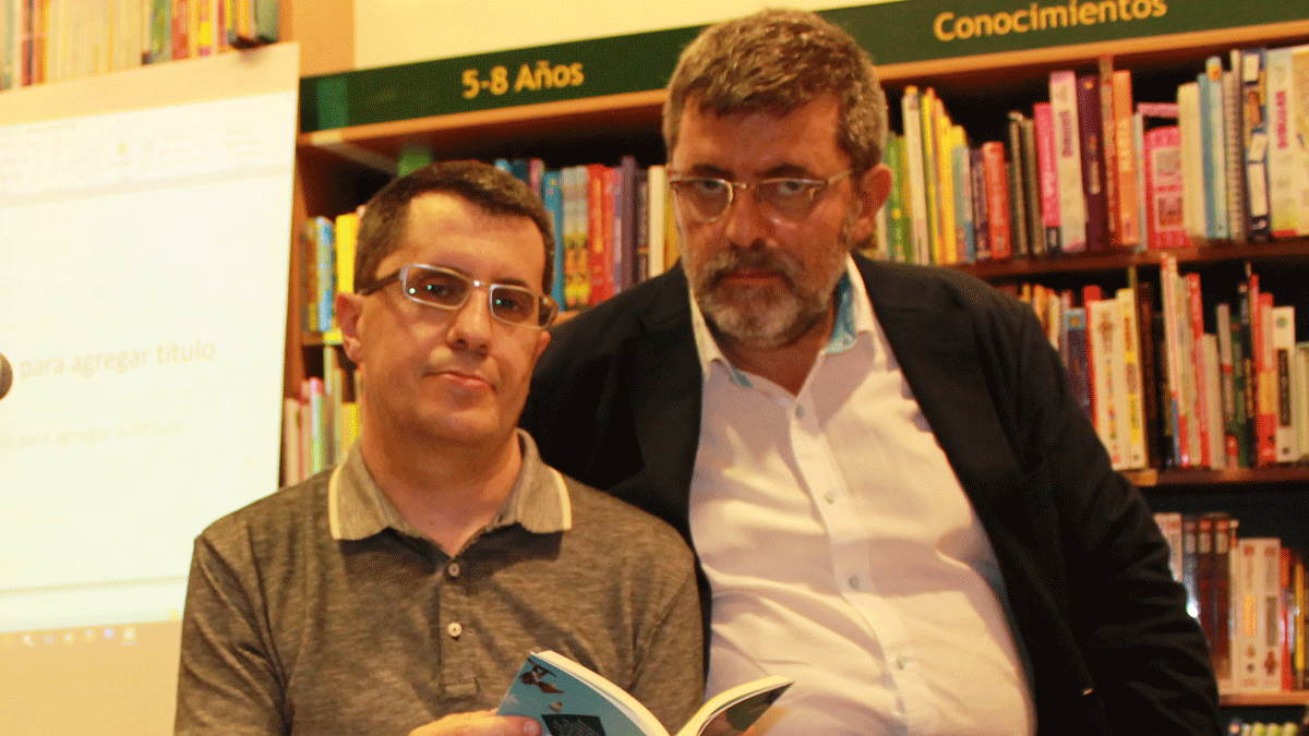 Los hermanos Tascón presentando su libro en la Casa del Libro de Ponferrada.| L.N.C.