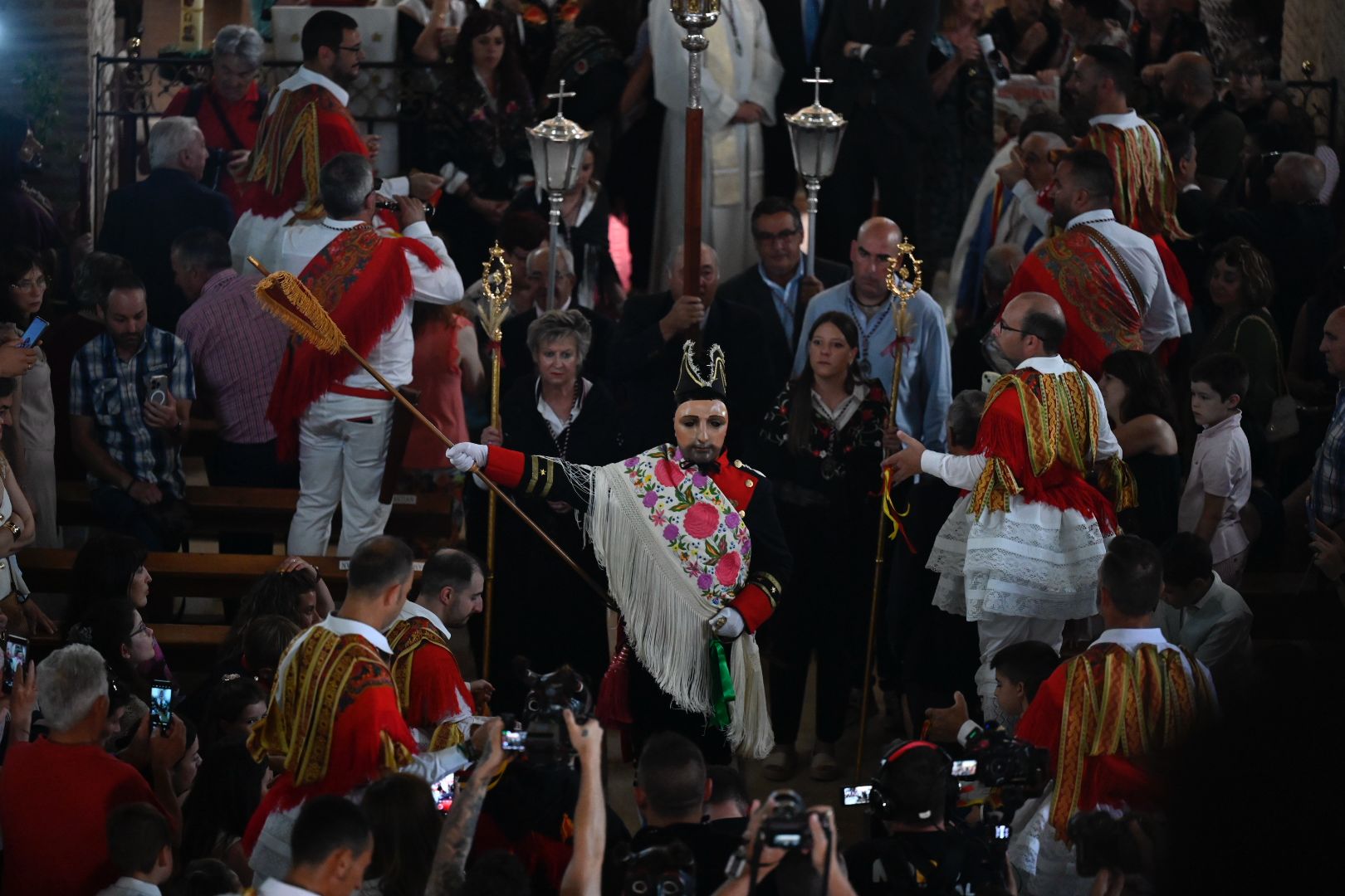 Instantes de la procesión de San Sebastián en el interior de la iglesia durante el año pasado. | SAÚL ARÉN