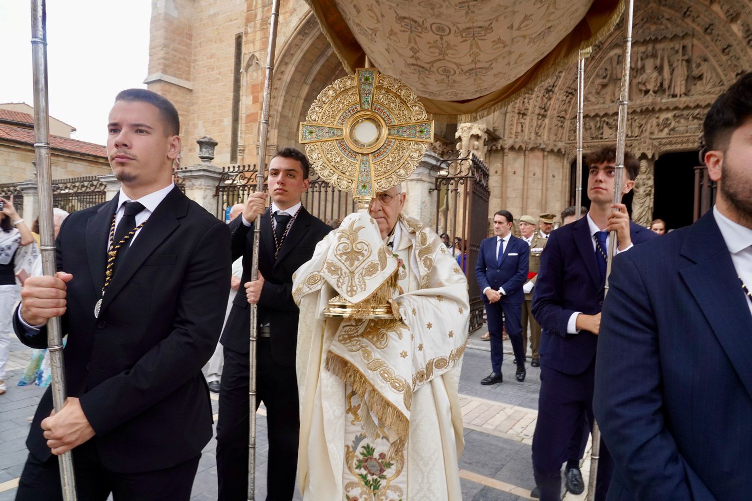Tradicional procesión del Santísimo por Corpus Christi en León. | CAMPILLO (ICAL)
