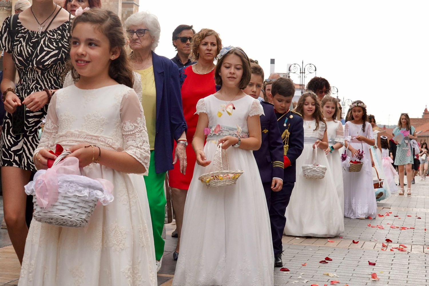 Los niños y niñas que han celebrado su primera comunión este año durante la procesión. | CAMPILLO (ICAL) Los niños y niñas que han celebrado su primera comunión este año durante la procesión. | CAMPILLO (ICAL)