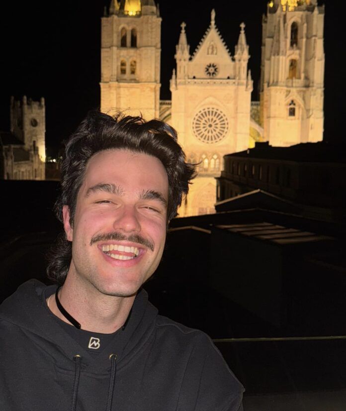 Imagen del influencer Peldanyos en su visita a la ciudad. |PELDANYOS|