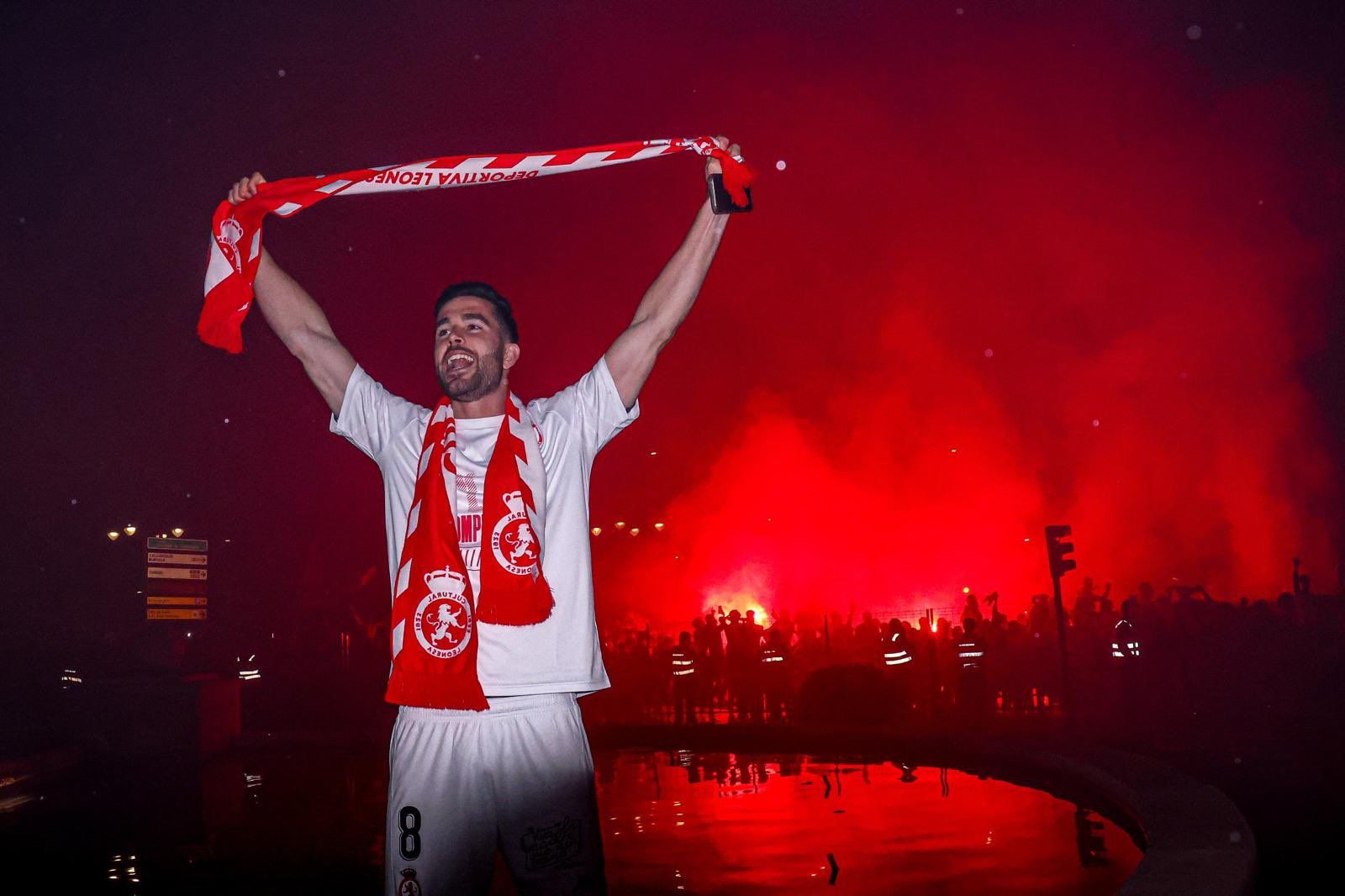 Barri festeja el ascenso de la Cultural en Guzmán. CYD