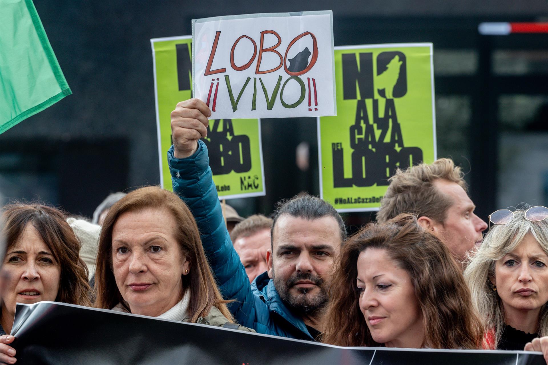 Decenas de personas durante la concentración en la Plaza de Callao. |RICARDO RUBIO|