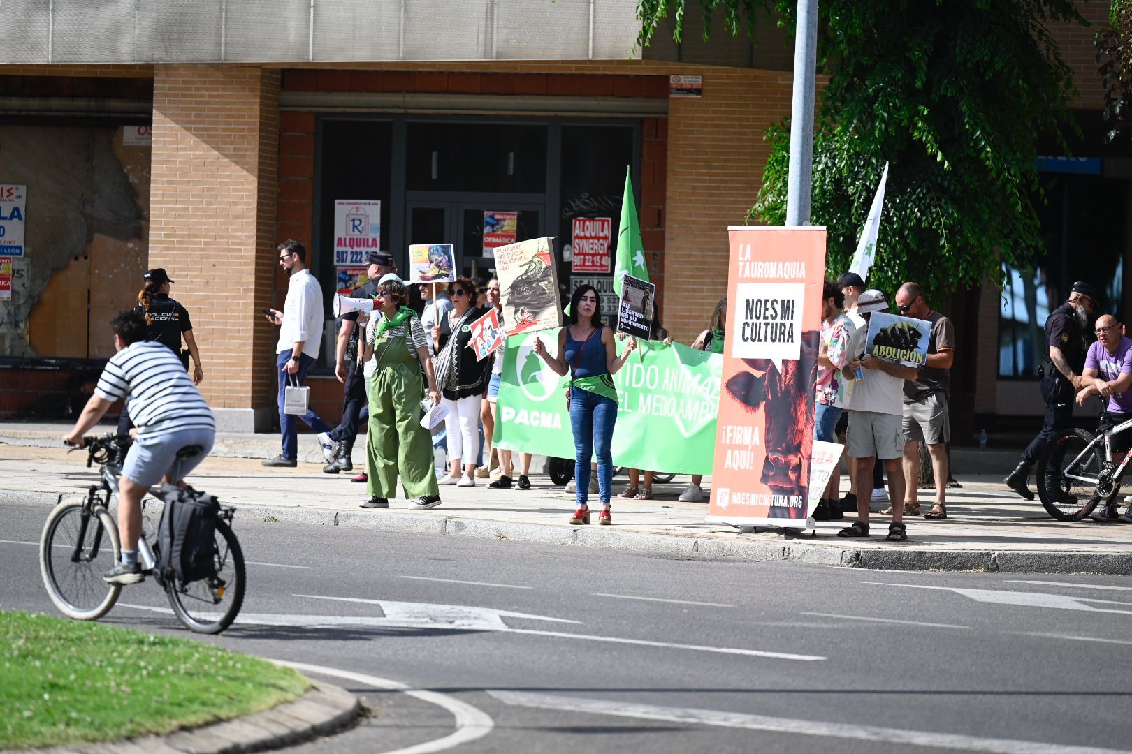 Una decena de personas realiza una concentración antitaurina frente a la plaza de toros de León. | SAÚL ARÉN