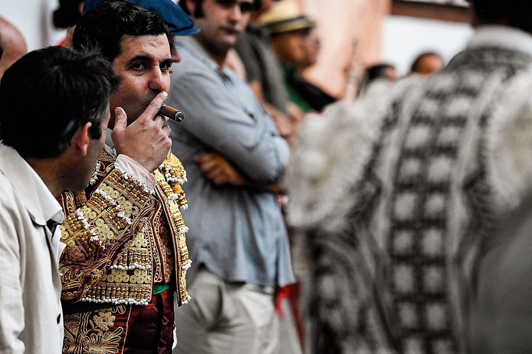 Morante llegó en calesa, trajo su propia música para sus faenas y no le faltó ese puro tan asociado a su imagen. | SAÚL ARÉN