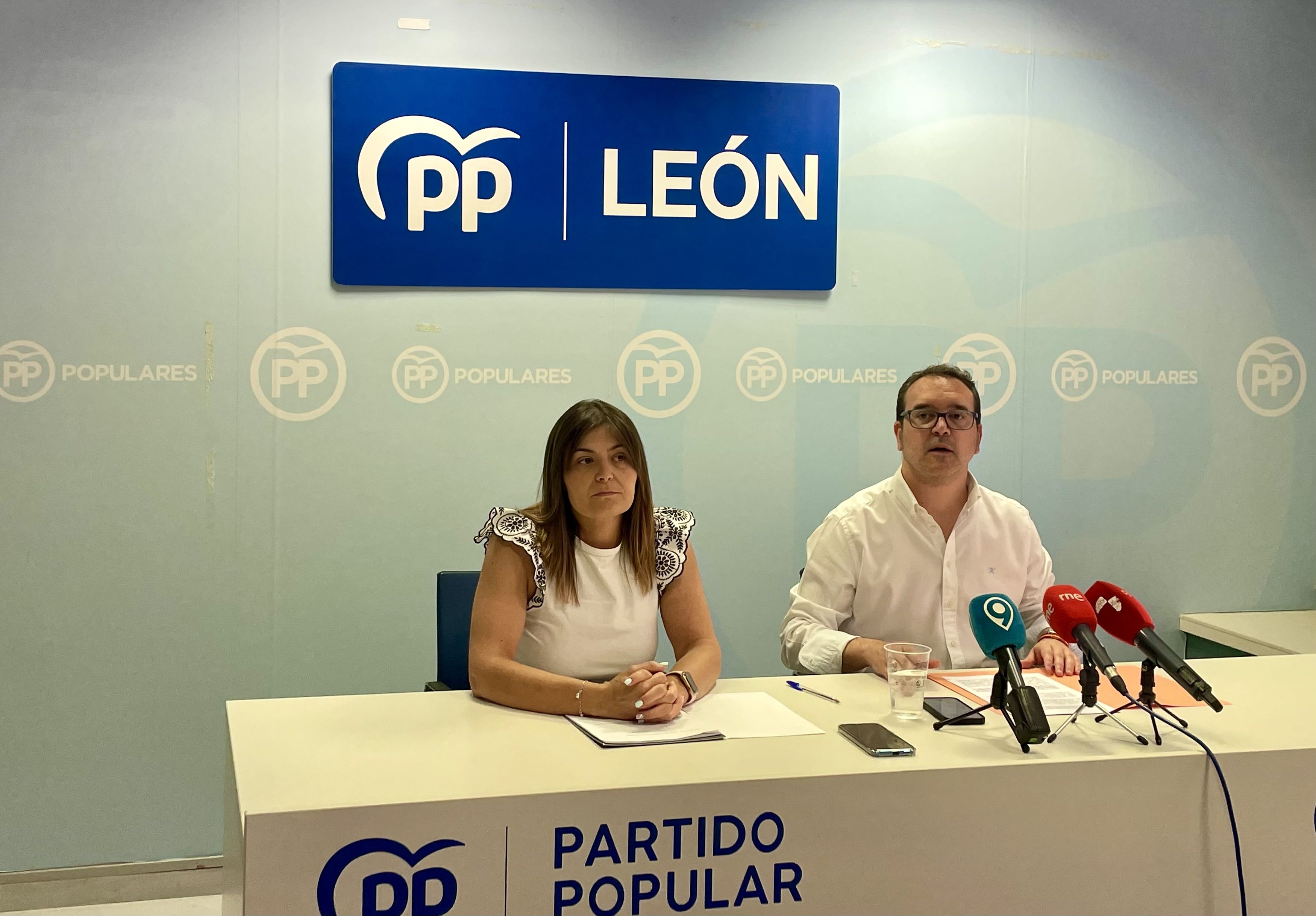 Beatriz Coelho y Ricardo Gavilanes, en la rueda de prensa de este lunes. | L.N.C.