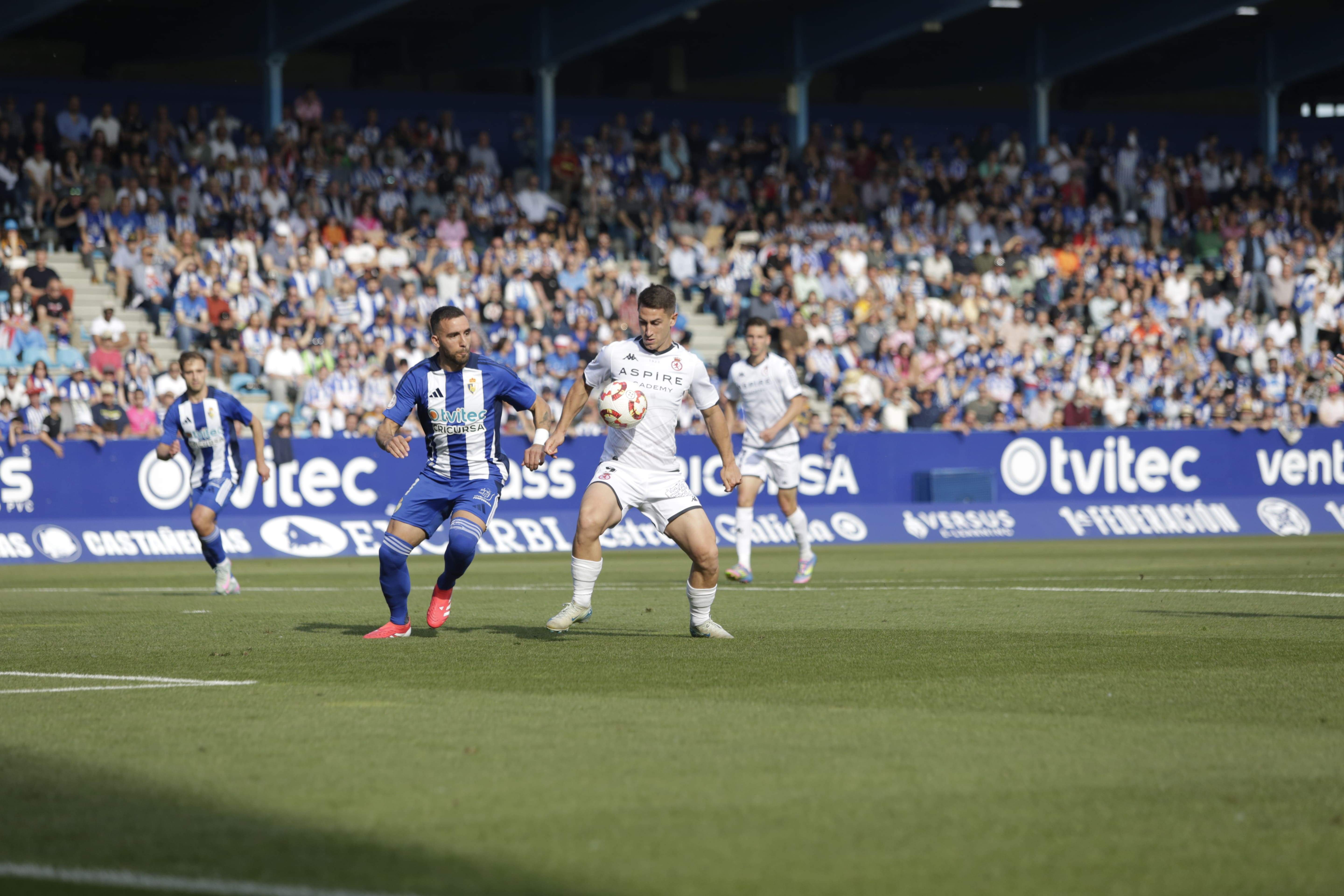 Manu Justo controla un balón frente a Germán Nóvoa en el último derbi en El Toralín. FERNANDO OTERO