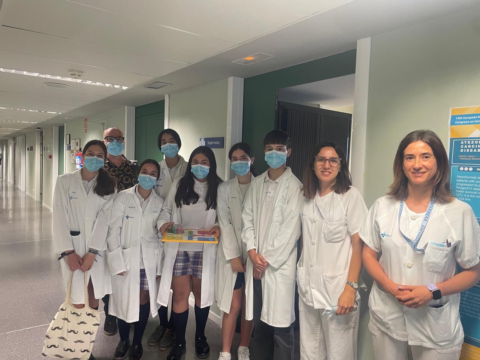 Alumnos del colegio La Asunción en el Hospital de León. | L.N.C.