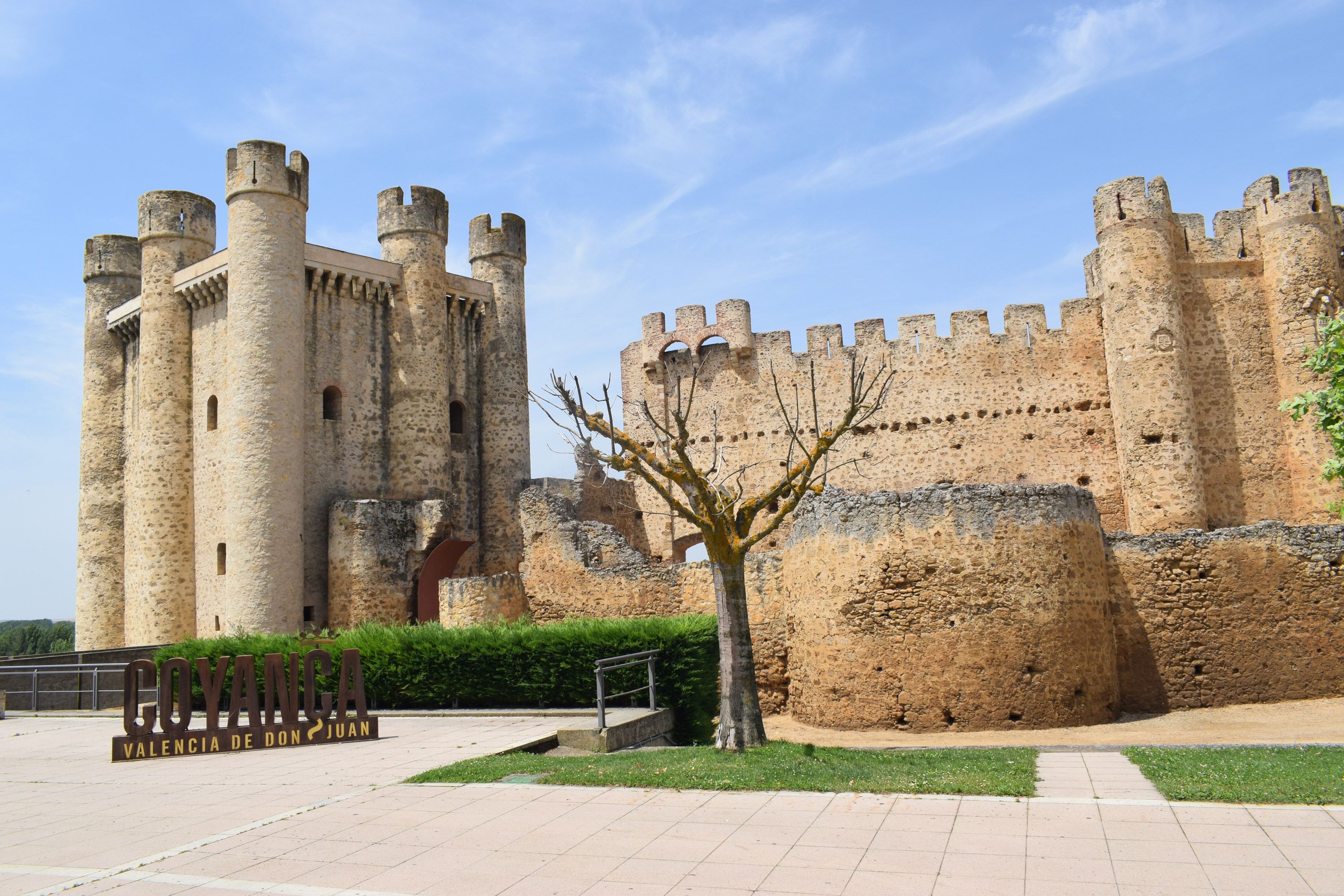Vista exterior del castillo de Valencia de Don Juan desde el jardín de los Patos. | ALEJANDRO RODRÍGUEZ