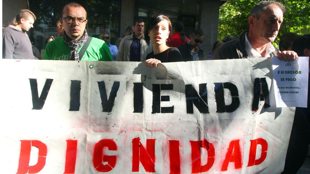 Imagen de archivo de una manifestación contra un desahucio en León.| ICAL
