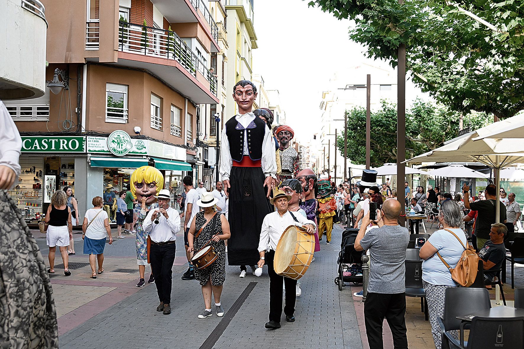 El pasacalles de gigantes y cabezudos recorrió diferentes zonas del centro de la ciudad de León. | SAÚL ARÉN
