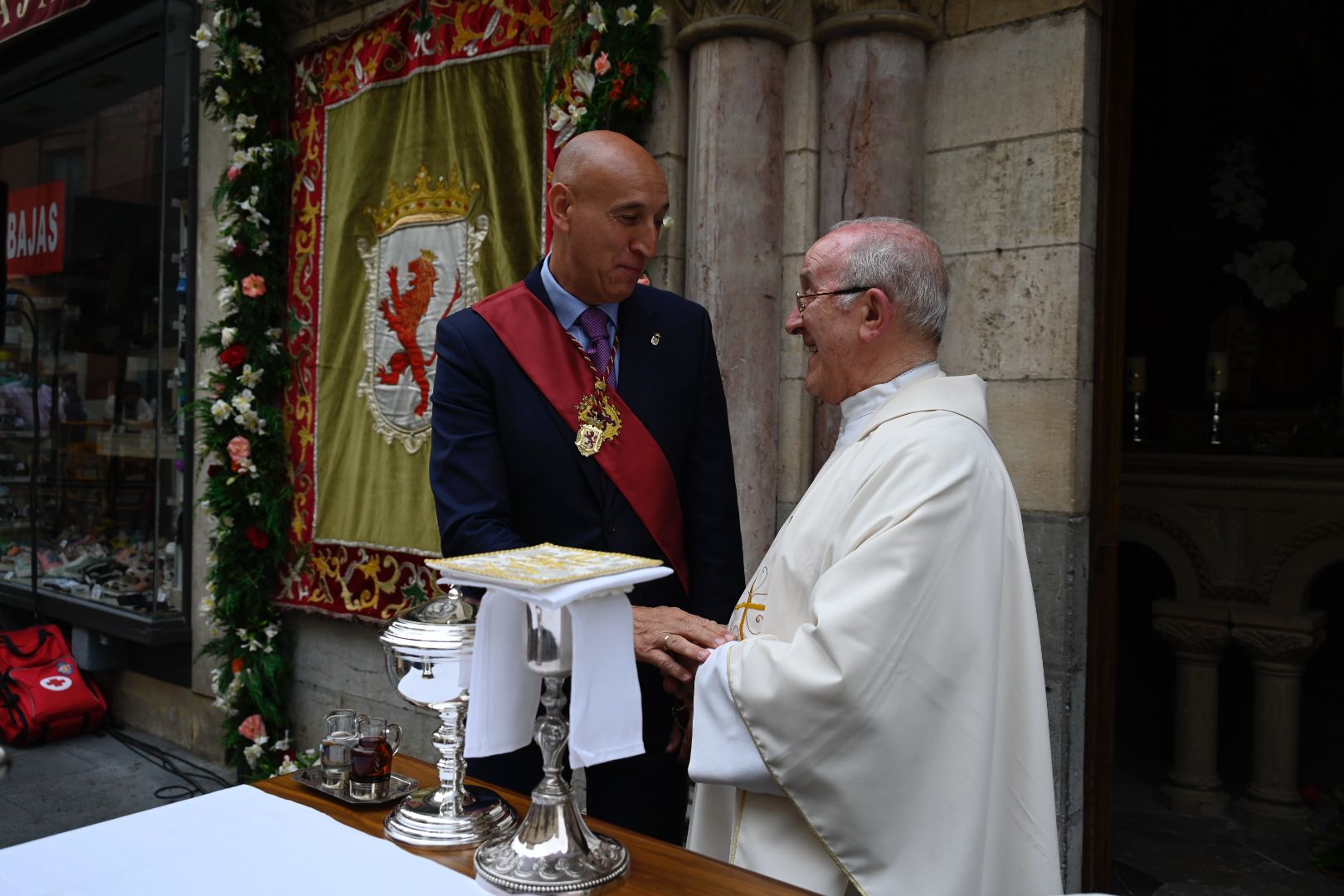 Tradicional misa de San Juan en la capilla del Cristo de la Victoria en la calle Ancha. | SAÚL ARÉN