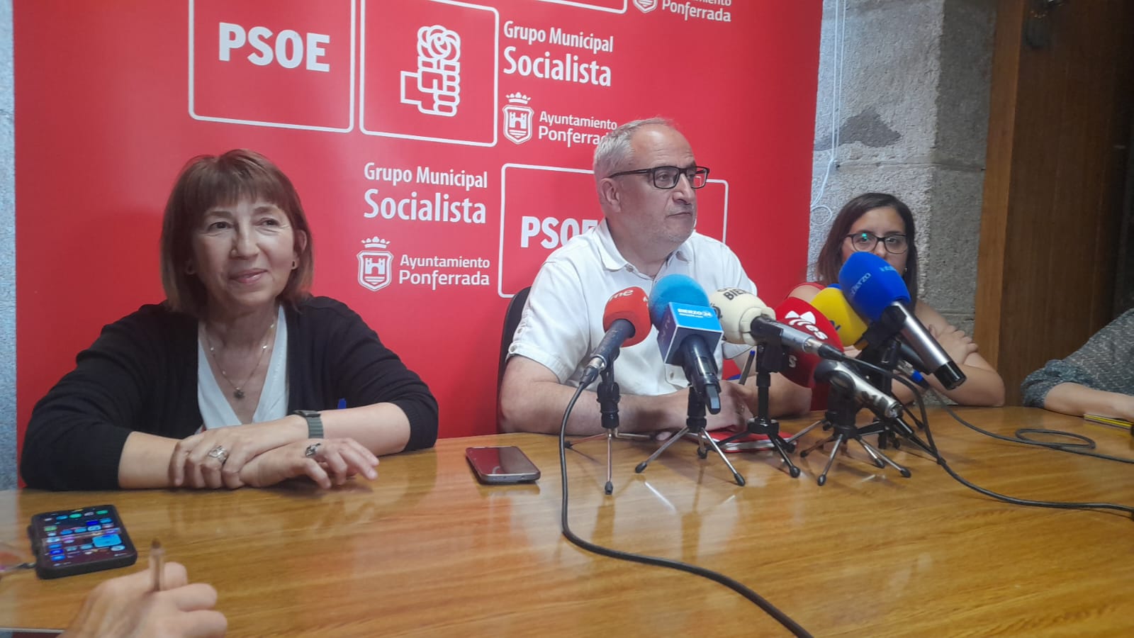 Olegario Ramón en rueda de prensa con sus concejales. | MAR IGLESIAS