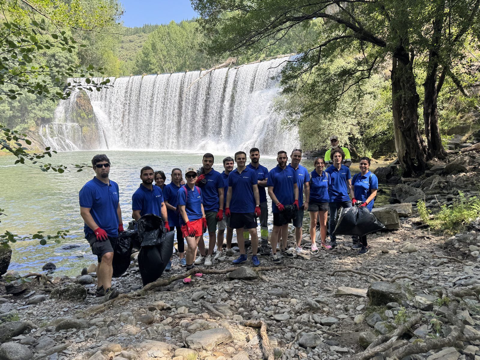 Una veintena de trabajadores de la cementera de Toral de los Vados en el Salto del Pelgo.