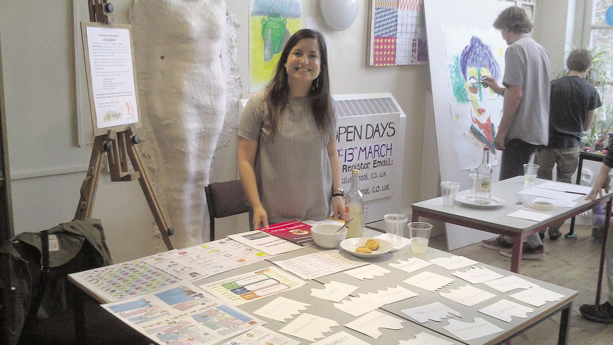 Marina Alonso, leonesa, es profesora de español en un colegio del pueblo donde vive, Totnes.