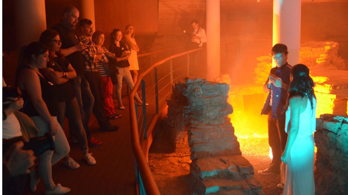 La visita recorre las siete estaciones de la Ruta Romana de la ciudad de Astorga.| P.FERRERO