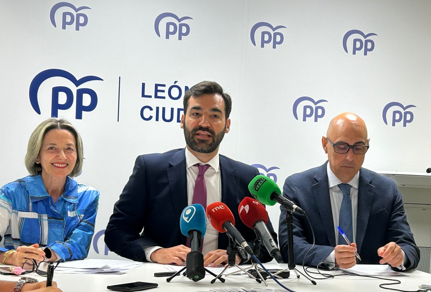 Instantánea de la rueda de prensa en la que David Fernández comunica la sentencia del TSJ |L.N.C.