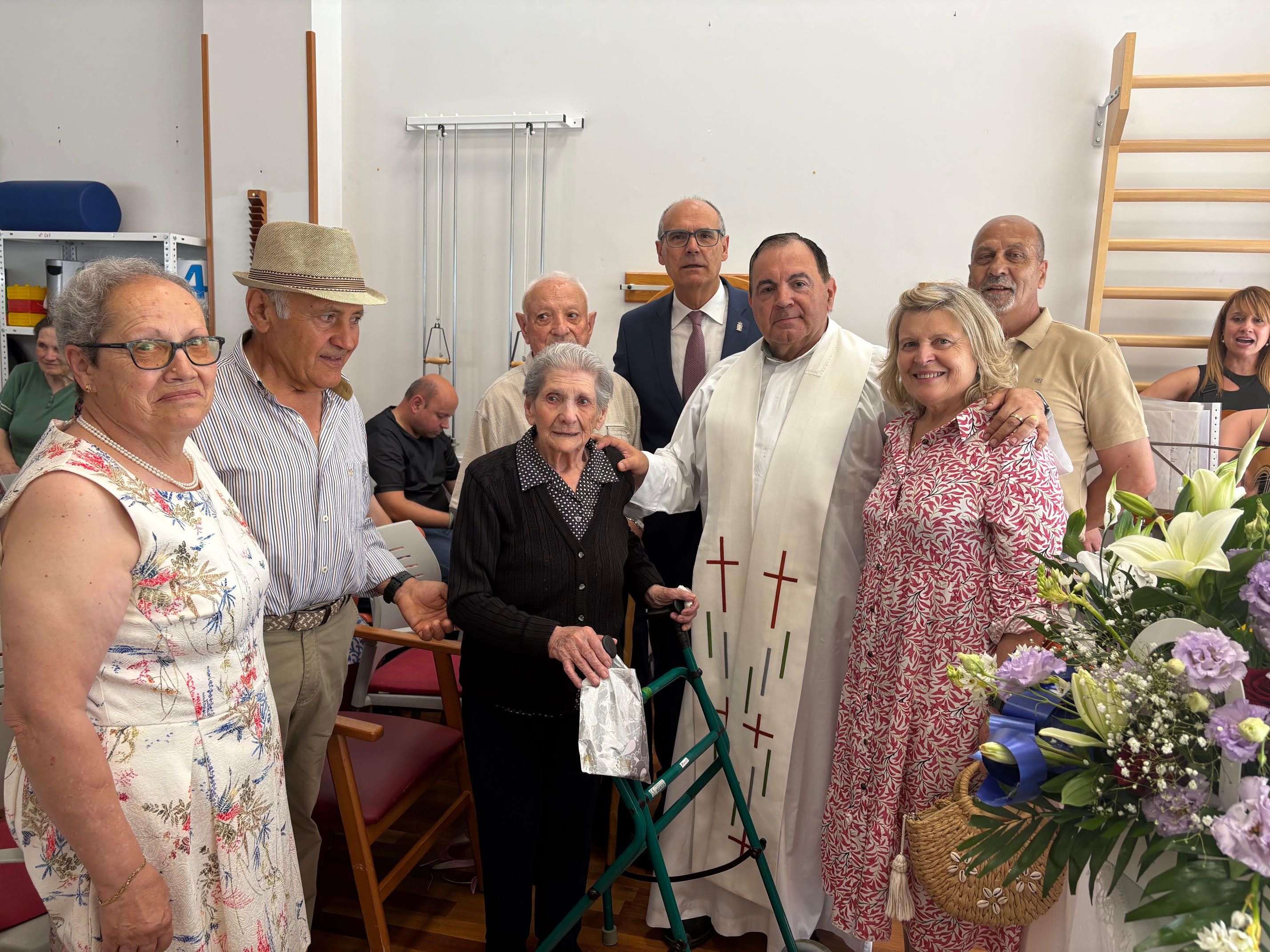 Homenaje a la nueva centenaria de Santa Marina del Rey, Manuela Vega García. | L.N.C.