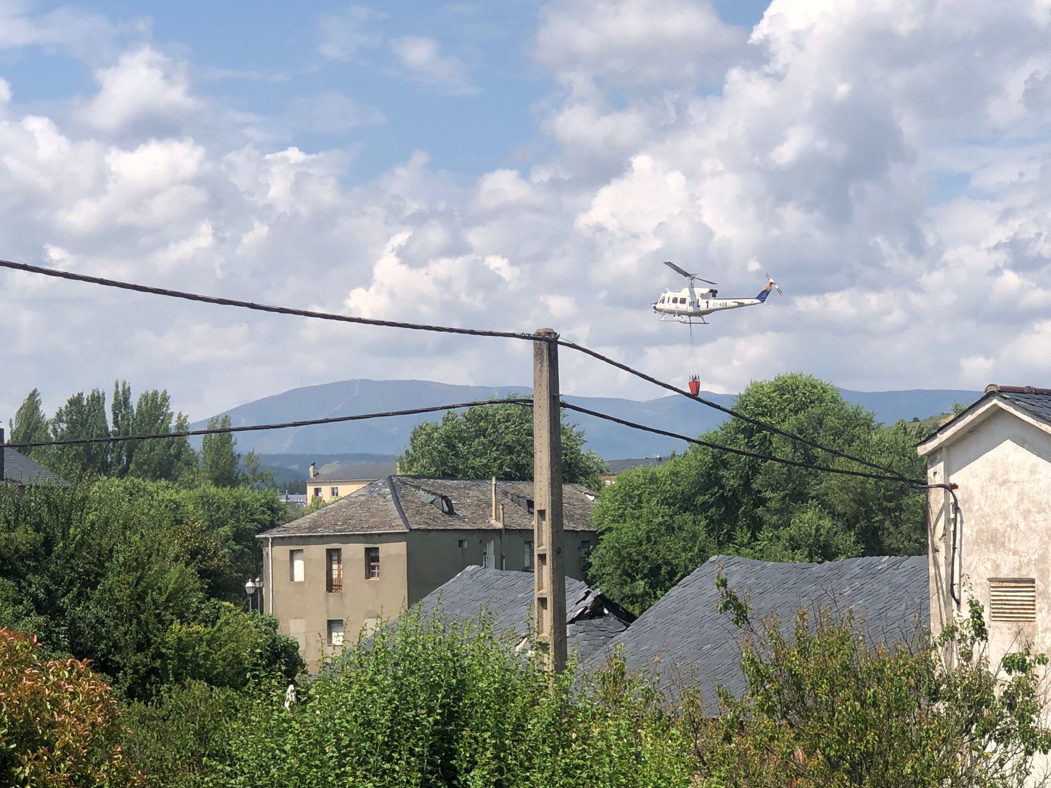 Un helicóptero ayudó a controlar el incendio. | L.N.C.