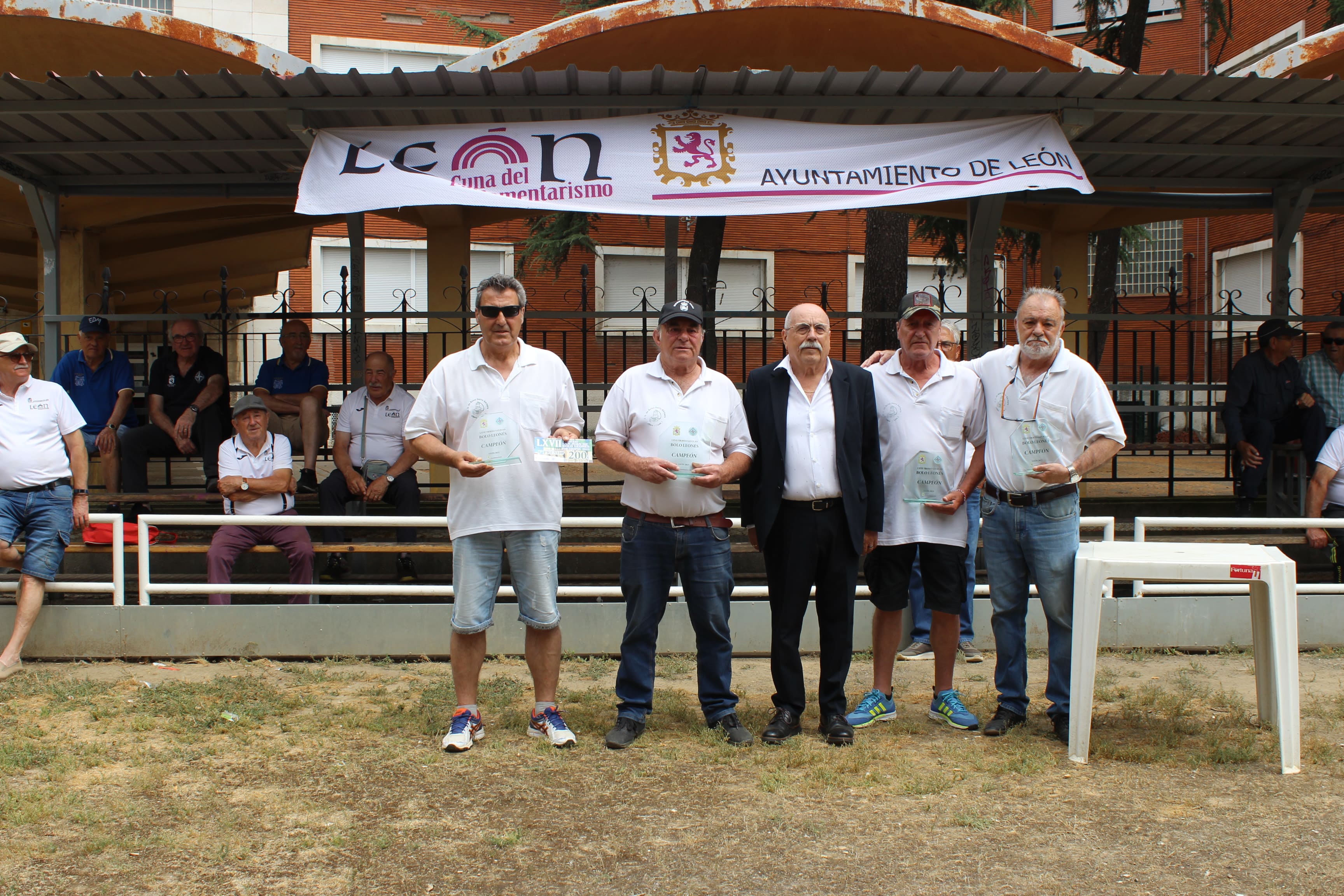 Todos los ganadores del Torneo de Bolo Leonés de las Fiestas de San Juan y Pedro.