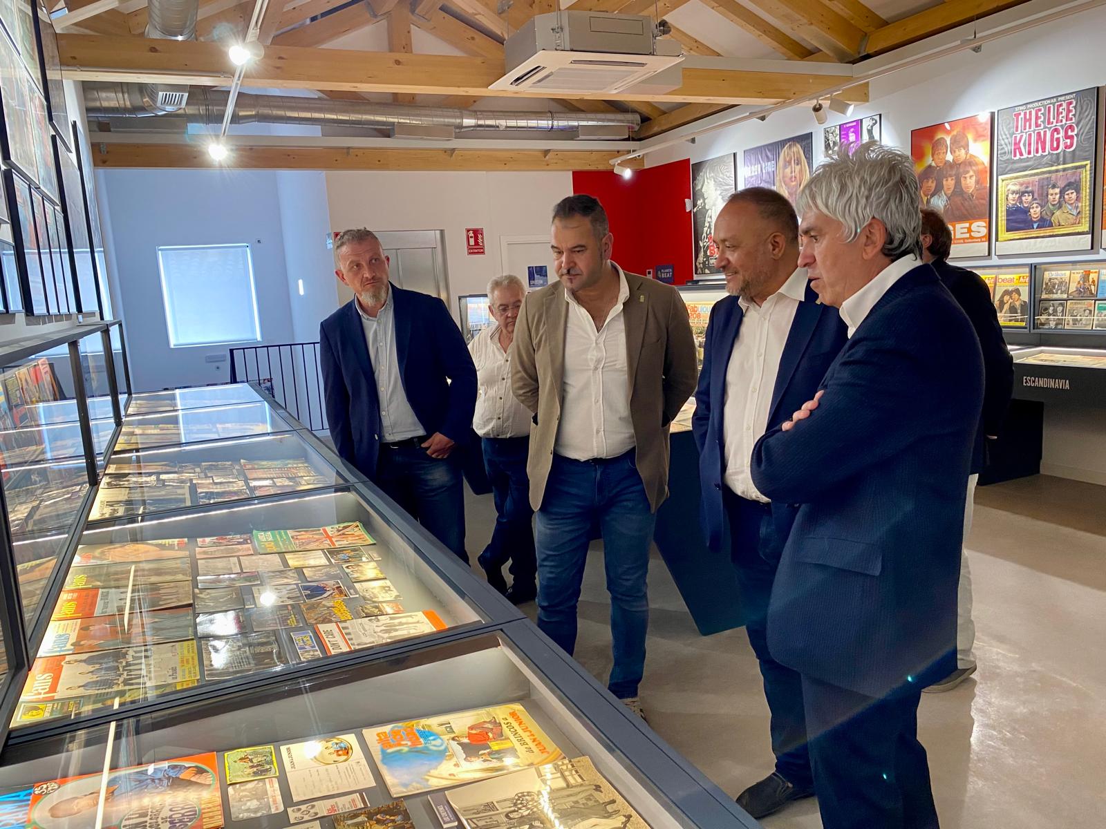 Un instante de la visita de la Diputación a la Fundación Club 45 de Santa Colomba de Somoza. | L.N.C.