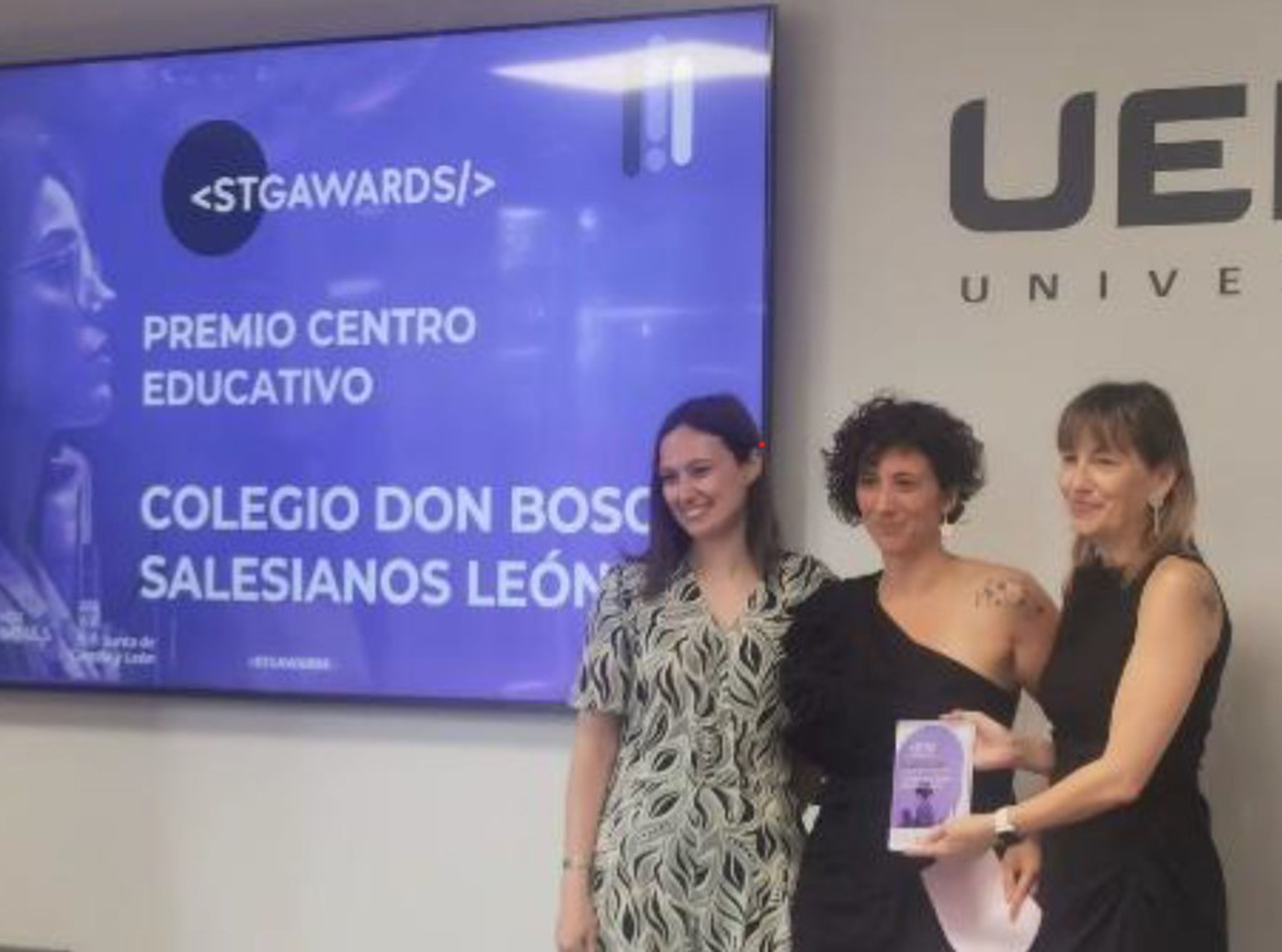 Entrega del reconocimiento al Don Bosco. | L.N.C.