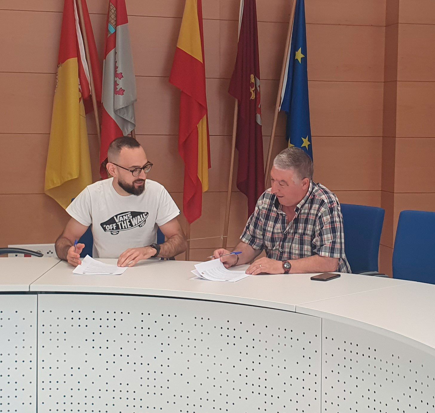 Ambos alcaldes firmaron el convenio. | L.N.C. Ambos alcaldes firmaron el convenio. | L.N.C.