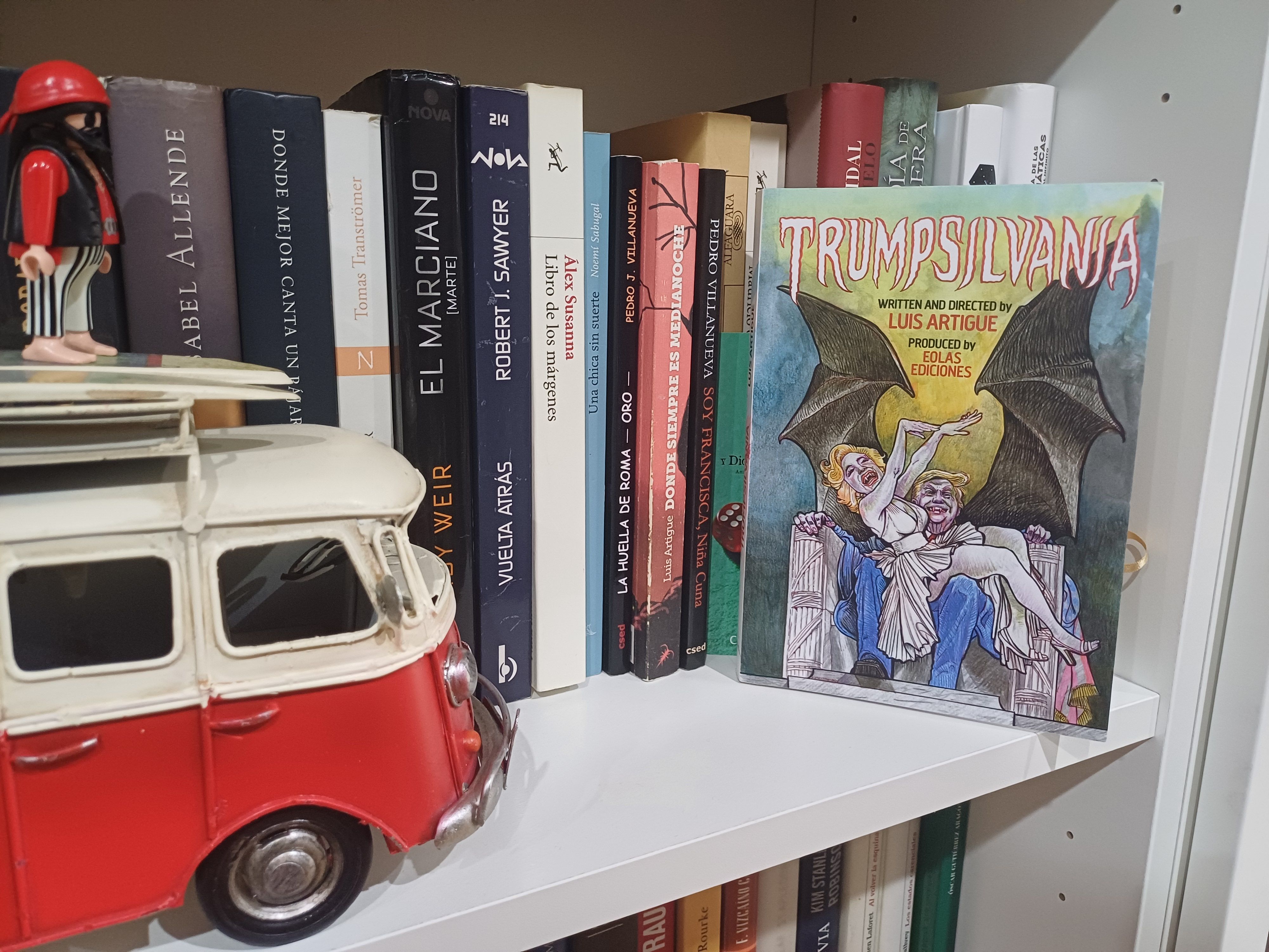 Portada del libro protagonista en la estantería de Ruy. 