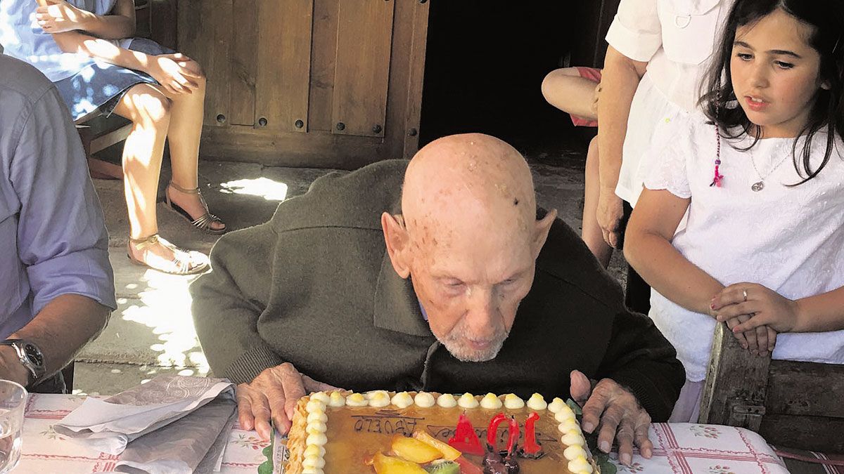 Antonio Alvarado Largo sopla las velas de su 104 cumpleaños después de haberle echado a la familia el "tradicional discurso del 8 de julio".