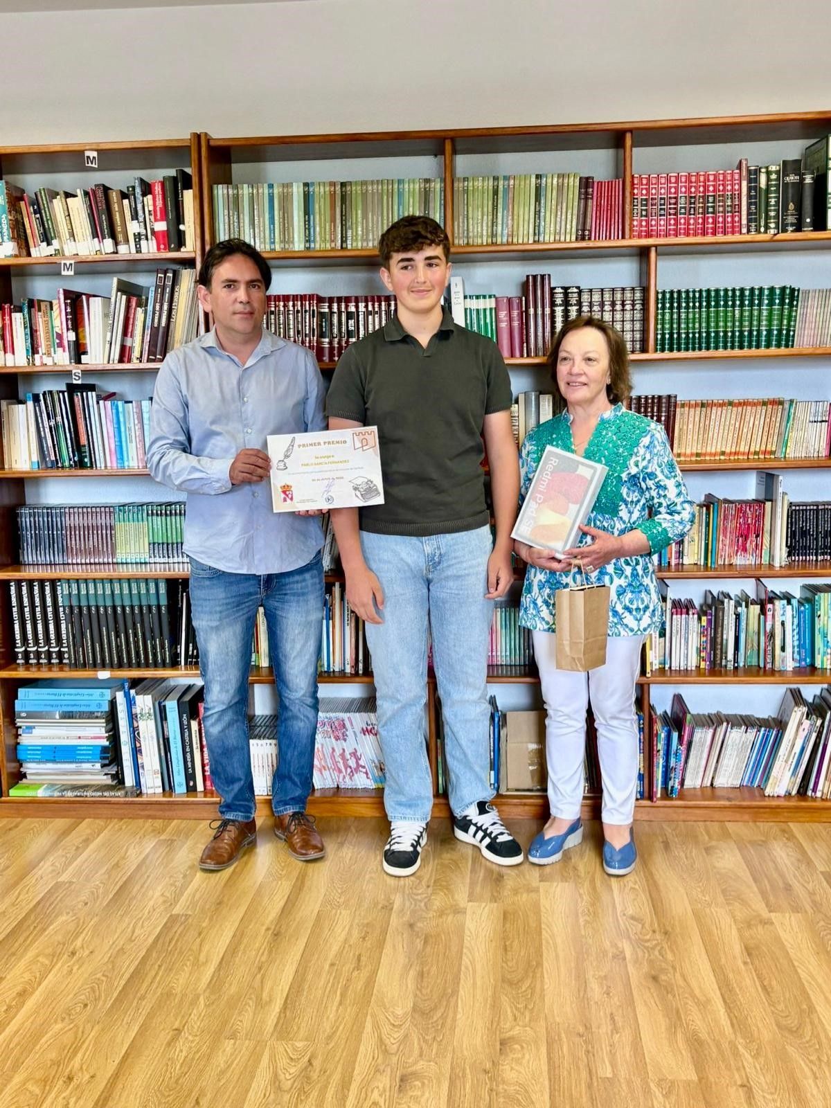 Fotografía con Pablo García ganador, alcalde (José Reguera) y Ana Campelo (escritora y miembro del jurado).