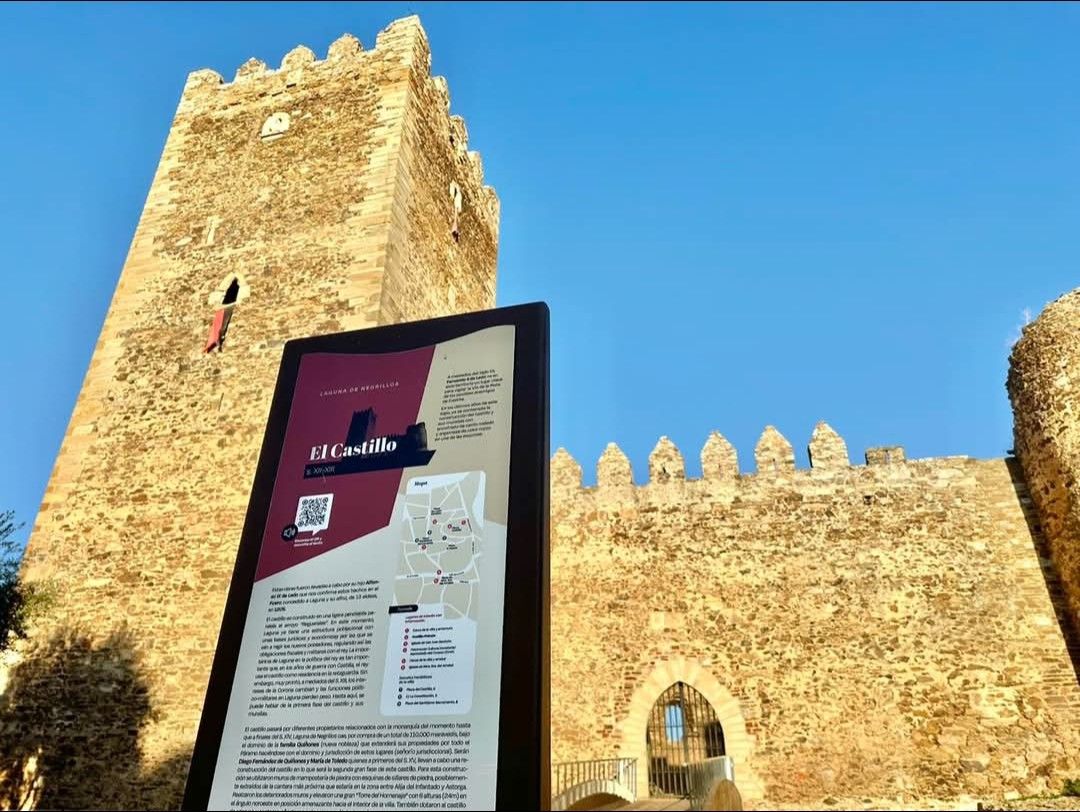 El Castillo-Alcázar de Laguna de Negrillos, se encuentra situado en el ángulo suroeste de la villa.|AYTO. LAGUNA DE NEGRILLOS